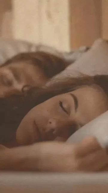 🤔🧠 DORMIR NO ES UNA PÉRDIDA DE TIEMPO
💤 Muchas personas piensan que dormir es “una pérdida de tiempo”, como si estuviéramos inactivos durante un tercio del día. Sin embargo, aunque el cuerpo reduzca su tono muscular y entre en un estado de reposo, el #cerebro no “se apaga”, sino que cambia su forma de trabajar, activando procesos esenciales.
💤 Durante el sueño, distintas #redes neuronales y estructuras cerebrales ponen en marcha una serie de mecanismos que reparan el cuerpo, la mente y las diferentes funciones vitales. Cuando dormimos, estamos recuperando lo que hemos gastado durante el día, preparando al cuerpo y a la mente para el siguiente.
💤 Durante el sueño, atravesamos 5 fases diferenciadas, cada una de ellas con unas funciones y características específicas:
◾️Fase 1 (o sueño ligero): Tiene muy corta duración, ya que es la transición entre la vigilia y el descanso.
◾️Fase 2: Ocupa casi la mitad de la noche y restaura funciones generales del organismo.
◾️Fase 3 y 4 (sueño profundo): Recuperación fisiológica (músculos, huesos, piel, sistema endocrino, respiratorio…). Se optimizan funciones cognitivas (concentración, memoria, creatividad), se procesan #emociones y se consolidan aprendizajes y #recuerdos.
◾️Fase REM (movimientos oculares rápidos): fase en la que soñamos. Estando el cerebro muy activo y el cuerpo totalmente inactivo. Esencial para la recuperación mental, el aprendizaje y la memoria, entre otras funciones.
Todos estos procesos tienen lugar solo si la calidad y cantidad de #sueño son adecuadas. Cuidar nuestro #descanso y atender a nuestros hábitos es, por tanto, esencial para reparar, organizar y fortalecer nuestro organismo, garantizando un mejor #funcionamiento al día siguiente.
#psicología #saludmental #psicólogosretiro #cuarzopsicología #emociones #sueño