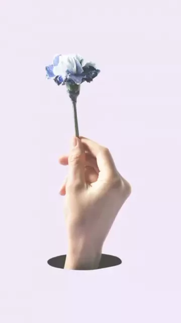 🧐”¿Somos lo que somos, o somos lo que hacemos?” ¿Te has hecho alguna vez esta pregunta? ¿Eres los atributos que dirías de ti mismo en este momento? ¿O dirías que también “eres” tus decisiones, tus valores, tus gustos, tus ideales, tu forma de actuar…?
➕Las valoraciones positivas sobre el individuo son muy importantes en el reforzamiento de la #autoestima y del sentido de identidad; especialmente, cuando ambos están desarrollándose. Sin embargo, resulta sorprendente lo mucho que nos cuesta a veces formular un #elogio.
🥰A menudo, identificamos un cumplido con el ensalzamiento de una cualidad, de algo “inherente” a la persona: ser guapo, ser inteligente, ser simpático… Y no vamos desencaminados; necesitamos “saber que somos” para sentirnos parte del mundo. No obstante, nuestra identidad no puede construirse sólo a base de atributos. ¿Por qué? Porque uno puede “ser inteligente”… pero ¿y el día en que haya alguien más inteligente que tú? ¿Dejas de ser “el inteligente”? ¿Quién eres, entonces?
🗣️Por eso, cuando en terapia se trabaja en las habilidades de comunicación, se hace mucho hincapié en incorporar el hábito de referirnos con mucha más frecuencia a los comportamientos y emociones, en lugar de usar siempre calificativos categóricos. Referirnos a #conductas (“pintas muy bien”, “escribes textos muy interesantes”, “vistes muy elegante”…) o a cómo nos hace sentir algo de la otra persona (“me encanta cómo cocinas”, “me anima hablar contigo”, “agradezco cuando me echas una mano”…) permite justificar esas cualidades, plasmarlas en hechos prácticos.
🌷De esa forma, dejamos de movernos en conceptos más absolutistas, y ya no importa tanto el “ser o no ser”, sino cómo hacemos que ese “ser” tome forma en actos concretos para cada uno.
#psicología #saludmental #psicólogosretiro #cuarzopsicología #emociones #bienestaremocional