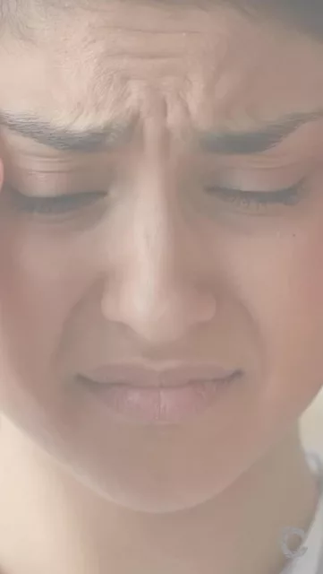 ¿POR QUÉ SENTIRSE CULPABLE NO ES TAN MALO? CUÁL ES LA FUNCIÓN SOCIAL DE LA CULPA?
🤔¿Qué es y por qué aparece la culpa? Es una #emoción que, aunque resulta incómoda, cumple un papel muy importante en nuestras relaciones. Surge cuando creemos que hemos hecho daño a alguien o actuado en contra de las normas sociales, mezclándose la empatía (sentir el sufrimiento del otro) con la sensación de ser responsables de lo ocurrido.
❓¿Cuál es su función? La culpa está en la base de muchos comportamientos prosociales, como reflexionar, pedir disculpas y tratar de reparar el daño causado. Al igual que el resto de emociones, es un mecanismo adaptativo ya que nos ayuda, por un lado, a fortalecer los lazos con las personas que nos importan y por otro a actuar de forma que cuidemos a los demás y respetemos las normas de convivencia.
¿Y cuando aparece en soledad? La culpa también puede ocurrir en la intimidad individual, sin que haya otras personas involucradas. Se trata de una emoción compleja que puede desencadenarse por múltiples causas y tener origen en las normas sociales en las que nos hemos criado, los entornos familiares y las experiencias previas a lo largo de la vida.
➡️ Aunque tendemos a ver la culpa como una emoción “mala” o “negativa”, puede enseñarnos a ser conscientes de nuestros actos y sus consecuencias, a asumir responsabilidades, reparar errores y a empatizar con los demás. Reconocerla y gestionarla de forma adecuada nos permite mejorar nuestras relaciones y crecer como personas.
#psicología #saludmental #psicólogosretiro #cuarzopsicología #bienestaremocional #emociones