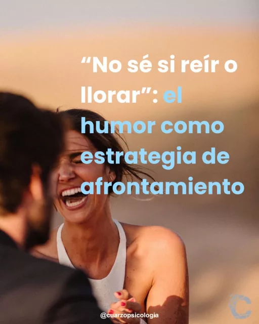 Es probable que hayas visto la noticia de cómo el atraco a un bar en Málaga acabó convirtiéndose en una escena digna de la película “Scary Movie”. Y no es que la guasa tenga que sustituir el ponerse a salvo. Pero es interesante observar cómo la situación cambia al manejarse no desde el miedo, sino desde el absurdo.

Se sabe que el sentido del humor es una herramienta muy útil en la regulación emocional y el afrontamiento de la adversidad. ¿Significa que nos debemos reír de todo, o buscar constantemente el lado positivo de las cosas? Ni muchísimo menos. Pero, al contrario de lo que se suele creer, el sentido del humor no es sólo una cualidad temperamental reservada a unos pocos.
Usar el humor implica utilizar la reestructuración cognitiva. En primer lugar, provoca que nos relacionemos con un suceso o idea tomando cierta distancia para observarlo; y este proceso, necesariamente,  genera que el impacto de la emoción desagradable sea más manejable. Esa toma de perspectiva supone diferenciar que una cosa es lo que pienso, otra lo que siento y otra, yo mismo.
Después, llega el siguiente paso: al igual que podemos cuestionar la validez y la utilidad de nuestras interpretaciones, usar el sentido del humor es hacer una relectura de la situación. ¿Qué absurdos encontramos? ¿Qué paradojas? Aquí también participa mucho la imaginación: desde hacer paralelismos con un personaje famoso, a preguntarse qué pasaría si a esa imagen mental le añadimos una nariz gigante (algo que ya hizo Quevedo con Góngora en su día). En este punto, la flexibilidad cognitiva también es mayor.

Un atraco es algo muy muy serio. Nadie lo duda. Pero ¿cuál ha sido el efecto en la gente un “give me the money” con acento andaluz, y un “¿a quién vas a engañá tú?” dicho con la misma gracia?  Pues eso 😉.

#psicología #cuarzopsicología #saludmental #humor #afrontamiento