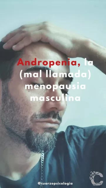 🤔¿Te has planteado alguna vez qué cambios hormonales experimentan los hombres a lo largo de su vida? Puede ser que tengas la impresión de que, exceptuando en la pubertad, estos cambios son poco relevantes. Sin embargo, ellos también viven una disminución progresiva en la concentración de andrógenos, o andropenia; disminución que también tiene impacto en su salud.

🧍🏽‍♂️📉 Ciertamente, los hombres no viven estos cambios al mismo ritmo que las mujeres. En ellos, la disminución de andrógenos es gradual, asociada al envejecimiento del tejido testicular, mientras que en la mujer el descenso de estrógenos es más abrupto.

¿Y qué suponen estos cambios hormonales? En primer lugar, cada vez se tiene más en cuenta la relación entre el descenso de testosterona y la osteoporosis en los varones. Y, en segundo lugar, se ha observado la influencia de la disminución de andrógenos en su función sexual. Aunque en la salud sexual influyen múltiples factores, se estima que la andropenia mantiene relación con la disminución de la respuesta eréctil, por ejemplo, así como cambios en el deseo y excitación sexual.

📉😔 Por último, también se estudian los efectos de la andropenia en la esfera psicosocial. Hasta el momento, hay indicios de que este proceso en los hombres se relaciona con un aumento en la labilidad emocional y la tendencia a la disminución del estado de ánimo. Además, es común que se presenten cambios en la esfera afectivo-sexual de la pareja, puesto que la libido y los ritmos circadianos se alteran en ambos sexos, lo que habitualmente da lugar a un desfase en las relaciones sexuales que, si no se aborda con la comunicación adecuada, puede ser motivo de pequeñas crisis o desencuentros.

#psicología #saludmental #cuarzopsicología #psicólogosretiro #andropausia