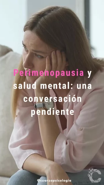 Salud mental y perimenopausia: poco se habla

📖En la educación recibida sobre nuestro desarrollo físico y mental, la #perimenopausia parece seguir siendo una gran olvidada; especialmente, en cuanto al impacto que tiene en la salud mental femenina. Y, sabiendo que este período marca una ventana de mayor vulnerabilidad psicológica en las mujeres, se hace imperativo tenerla más presente en el cuidado de la salud en la mediana edad.

👩🏽‍💼La reconfiguración hormonal que experimentan las mujeres durante la perimenopausia hace que, además de las manifestaciones físicas, sea muy frecuente que experimenten síntomas depresivos o de ansiedad de intensidad moderada, así como una inestabilidad emocional más marcada. También suele preocupar la irritabilidad; emoción que muchas mujeres perciben que se exacerba. Estos arrebatos de enfado o impaciencia tienen una razonable explicación en el contexto de la menopausia: durante esta etapa, la reactividad emocional se incrementa, la reflejándose en una mayor sensibilidad a la crítica o el rechazo, por ejemplo.

🥱💤También hay que recalcar que las alteraciones del sueño que se sufren son un factor clave en la aparición de problemas emocionales. La dificultad para conciliarlo o mantenerlo, así como la incomodidad de los sofocos y los cambios de temperatura, afectan notablemente a las habilidades de regulación emocional.

❓🧐Y qué podemos hacer? Tener en cuenta la faceta psicológica e incluirla en programas de educación sobre perimenopausia sería un primer gran paso. Además, cuidar la higiene del sueño, dotar de estrategias de regulación emocional y facilitar el ejercicio físico son ejemplos de medidas que ayudan notablemente al manejo de los síntomas emocionales mientras se transita por este período.

#psicólogosretiro #cuarzopsicología #saludmental #saludmentalfemenina