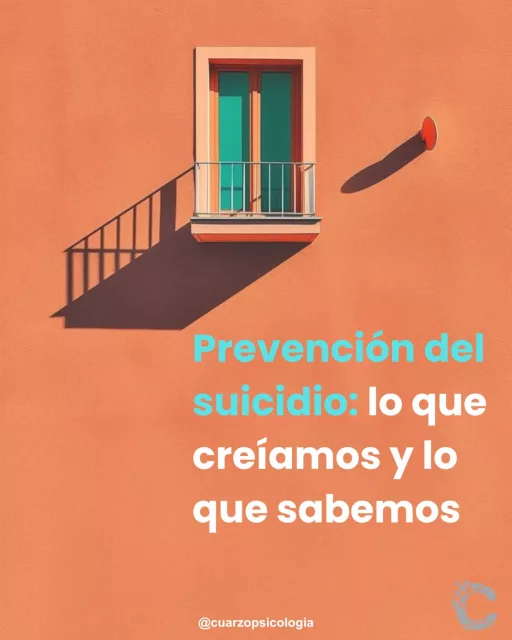 ¿Qué lleva a una persona a querer quitarse la vida? 

Seguramente, pensarás que puede haber muchos motivos. Y sí: son muchos. Pero ¿cuántos? ¿Y cuáles? ¿Pesan unos más que otros? ¿Hay alguna cuestión en particular que marque la diferencia entre intentarlo o no?

En los últimos años hemos vivido un florecimiento muy luchado de medidas y concienciación sobre el suicidio y su prevención. Se sigue trabajando duro para desterrar tabúes, miedos y estereotipos que pudieran seguir acorralando a un lado a fallecidos, supervivientes y sus allegados. Se dan a conocer señales, pautas a seguir, variables de riesgo, factores protectores… Se generan guías para que distintos gremios aborden la cuestión con ética y sensibilidad. Se aterriza “el suicidio” como un mal misterioso y oscuro, casi novelesco, en caras, nombres e historias concretas.

Y, aun con todo, no hemos conseguido mejorar significativamente a la hora de detectar quién está en riesgo de quitarse la vida; con el consiguiente impacto emocional en profesionales y supervivientes, que quedan preguntándose en qué se equivocaron y si podían haber hecho algo distinto. Algo más.

Entonces, ¿qué queda por hacer? Toca revisar algunas creencias, como si de verdad podemos predecir el suicidio, o si sigue siendo sostenible el propósito del “suicidio cero”. También pasa por integrar que, si bien la ideación suicida, la autolesión o la presencia de problemas salud (físicos o mentales) son variables que debemos seguir teniendo en cuenta, ninguna de ellas, por sí misma, constituye el “marcador de oro” de la intencionalidad suicida.

Y, por último, ampliar la mirada. Entender que la muerte por suicidio pertenece a un marco histórico, social y cultural y que, si las políticas públicas no invierten en los factores protectores del contexto, la prevención seguirá siendo incompleta.

#psicología #cuarzopsicología #saludmental #prevenciónsuicidio